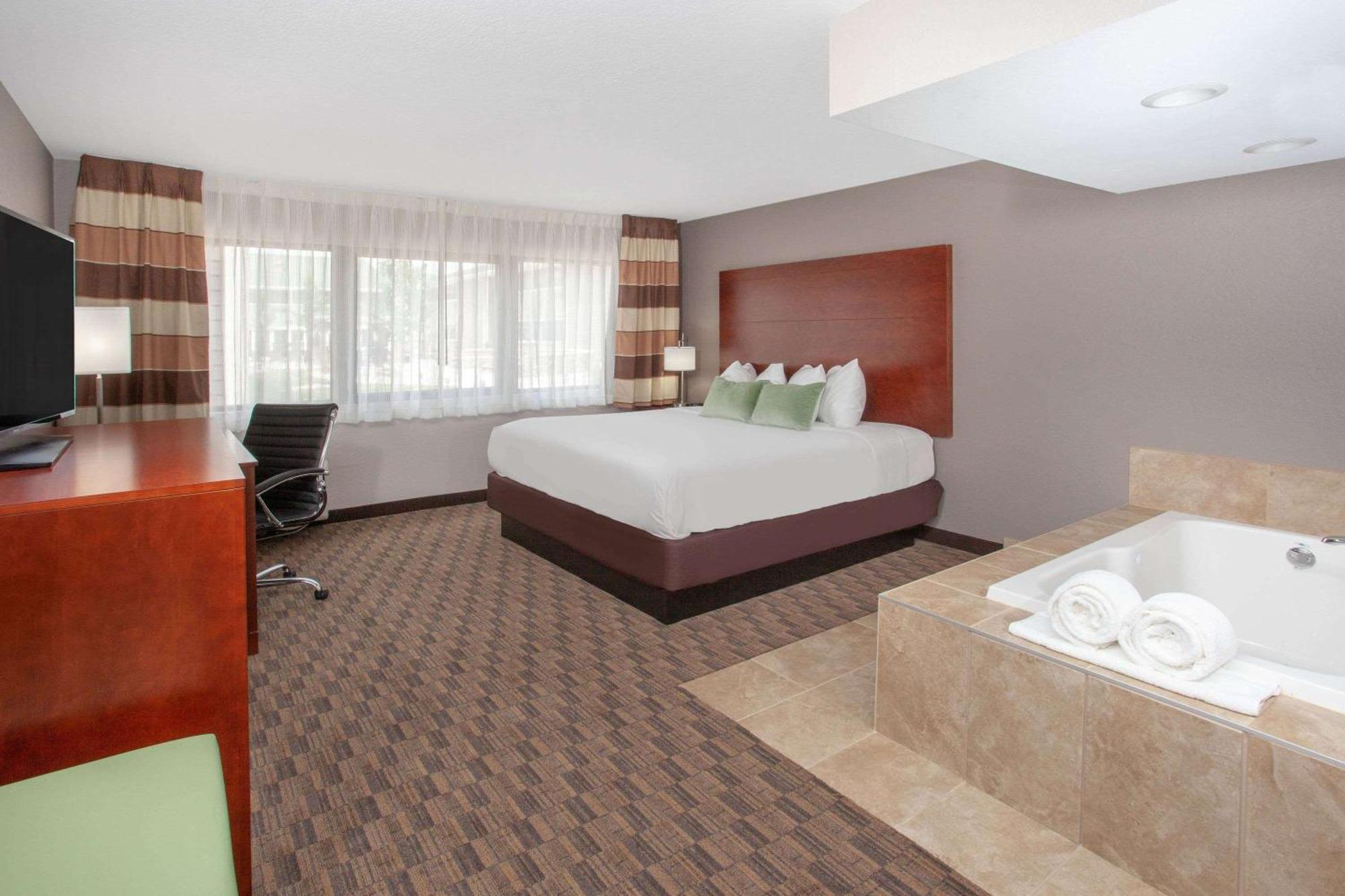 Wyndham Garden Fort Wayne Exterior photo